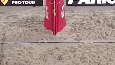 AROUND. THE. NET. 🤯🤯🤯 #volleyballworld #match #beachvolleyball #volleyball