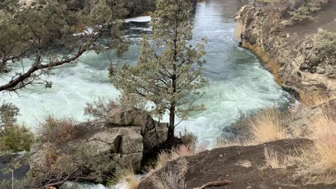 Central Oregon – Steelhead Falls – Waterfall Overlook – 4K