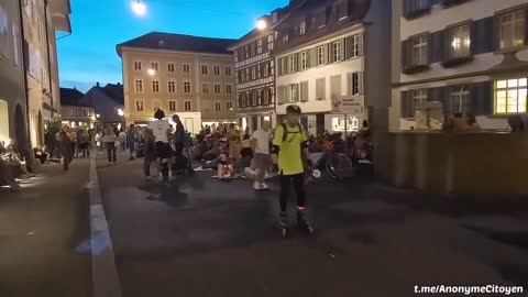 🇨🇭 Swiss, As Restaurants Require "Covid Passports", The People Brought Their Own Picnics