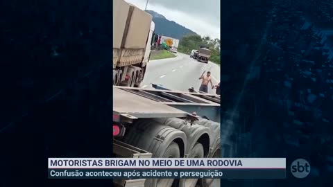 Motorista e caminhoneiro saem na porrada no meio de rodovia | Primeiro Impacto (27/10/22)