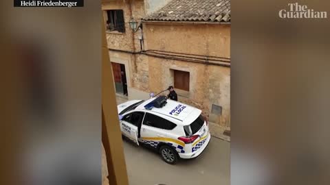 Spanish police sing to families during coronavirus lockdown in Mallorca