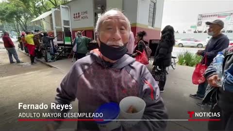 Abuelitos mexicanos dependen cada vez más de los comedores públicos para poder alimentarse.