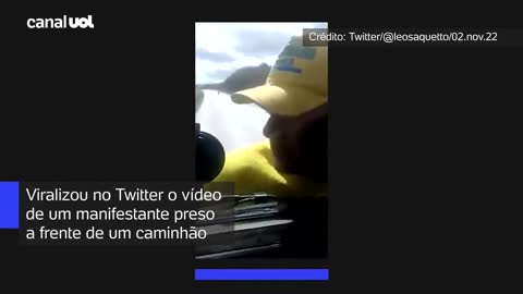 Vídeo flagra homem preso a caminhão após veículo furar bloqueio