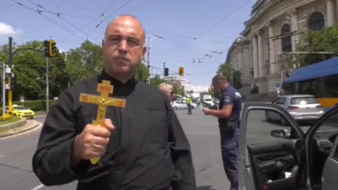 ❗️Police restrain a brave Bulgarian Orthodox priest who anathematized Zelensky