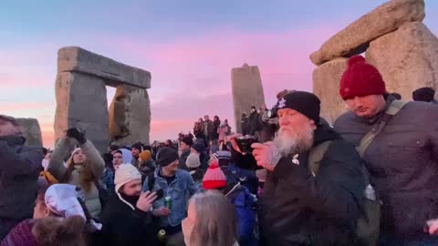 Un millar de personas se juntan en el Stonehenge para celebrar la noche más larga