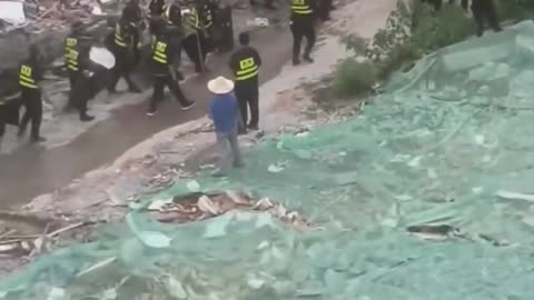 Chinese people in Fujian defended their property by hurling rocks at the demolition team