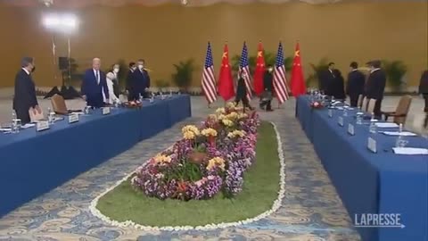 La stretta di mano tra Biden e Xi-Jinping e l’intesa «Concorrenza leale, non sfoci mai in