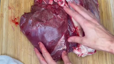 Butchering a deer hindquarter #venison #cooking #Recipe