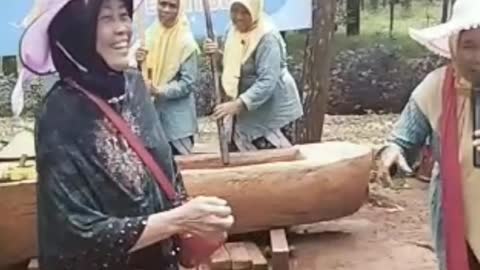 NENEK JOGET MENGIKUTI IRAMA KENTUNGAN NASI