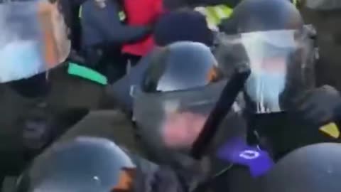 🇨🇦Mounted police trample freedom convoy protesters | Feb. 18, 2022🇨🇦