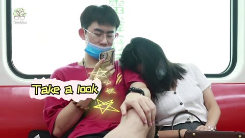 Girl Fall Asleep on the Shoulders of Strangers - Social Experiment 当女孩靠着陌生人的肩膀睡着了路人小哥男友力满分