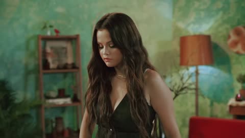 Selena Gomez - Calm Down (Official Music Video)