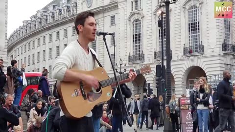 "Wonderwall" (Oasis) performed live by busker in London