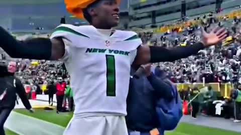 Sauce Gardner steals cheesehead and taunts Packers fans😹👎🏾