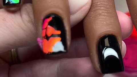 Painting on the Nails of Beautiful Women, the results are amazing