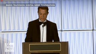 Shepard Smith accepts Leonard Zeidenberg First Amendment Award