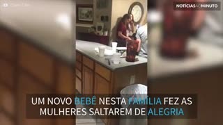 Família grita de alegria com anúncio de gravidez