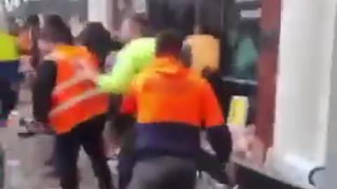 Trabalhadores australianos atacam a sede do sindicato CFMEU 🇦🇺contra a picada perigosa