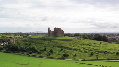 Relieve stress：Aerial photography of a castle, it’s spectacular