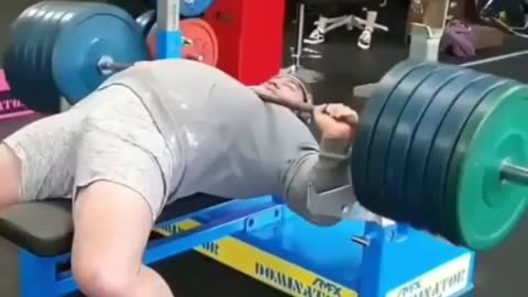 Man fail to lift heavy weight at GYM