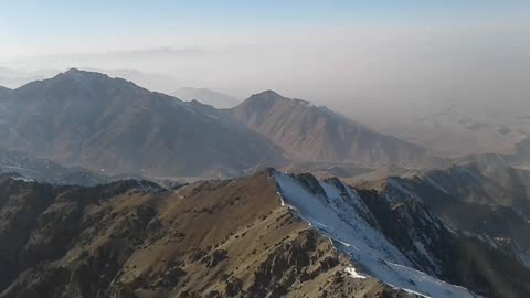 Daring helicopter pilots traverse Afghan mountain pass via helicopter