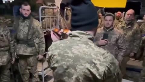 Ukrainian soldier plays the Ukrainian national anthem on his violin