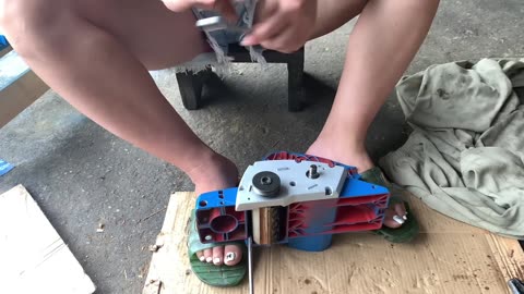 How a genius girl maintains a wood planer to the millimeter