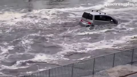 amazing - tsunami invades city in japan