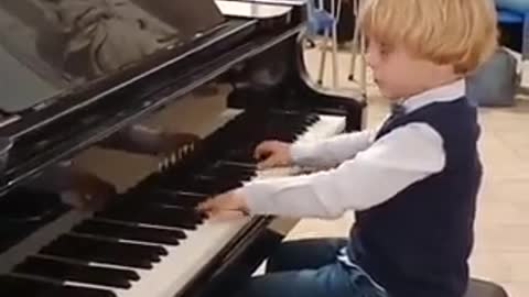 Il piccolo genio Alberto Cartuccia Cingolani di 5 anni esegue alcuni brani di Mozart.🎶🎵