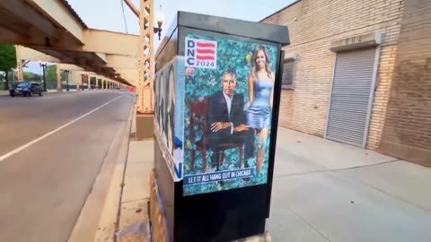 WHO DID THIS???🤣 (At a bus stop in Chicago)