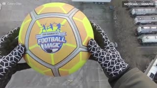 Novo recorde: jogador de futebol controla bola lançada a 41 metros de altura