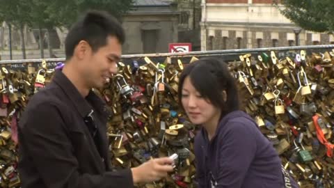 Seal love with selfies not locks, Paris begs tourists