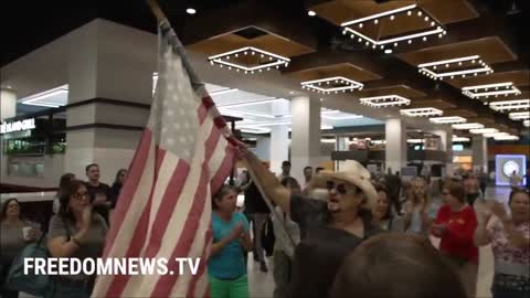 BREAKING : Dozens of Anti-mandate Activists Have Entered a Vaccinated Only Food Court Chanting USA.