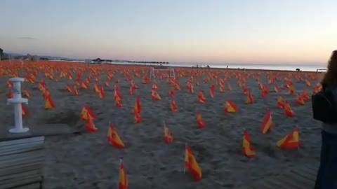 Banderas de España en Valencia recuerdan a los 53 mil caídos por covid 19