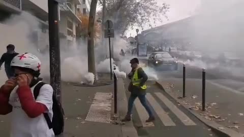 Paris, France: police use chemical weapons on vaccine passport protesters Nov. 20, 2021