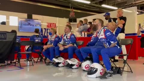 F1 pit crew cheering for Max Verstappen during last lap / Abu Dhabi GP