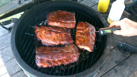 Baby back ribs on the big green egg