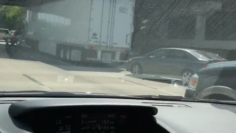 Guy Makes People Smile By Playing Rock Paper Scissors In Traffic