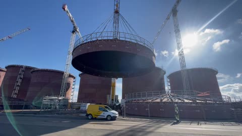 Lifting the heavy metal roof for big tank