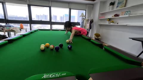 Beautiful girl learning to play billiards！