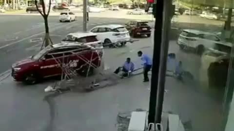 AMAZING ACCIDENTS - MAN VIDEOS FALLING FROM SCAFFOLDING