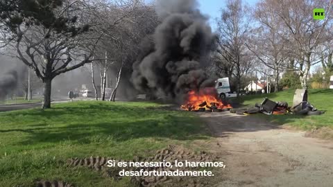 Nella città francese di Lorient, centinaia di persone hanno manifestato contro l'aumento dei prezzi del carburante. I manifestanti hanno bloccato le strade vicino a un deposito di petrolio per chiedere allo stato di fissare un prezzo fisso