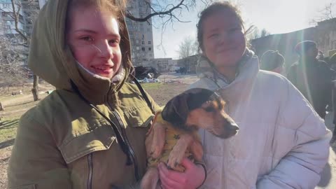 Mariupol emerges from the siege. Two cheerful girls