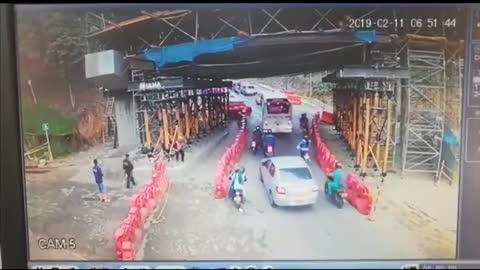 Buscan al conductor de un automóvil que causó múltiple accidente en Floridablanca