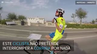 Jantar em duas rodas: Ciclista faz sua refeição enquanto pedala