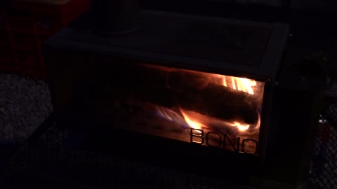 Light shining when burning firewood on the stove