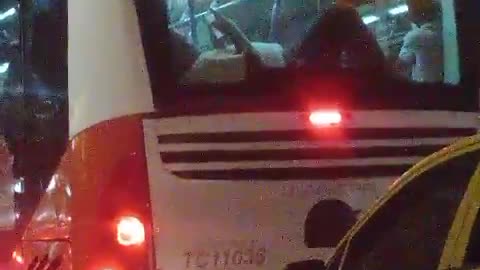 Video: Hombre es grabado acostado en la parte trasera de un bus del SITM