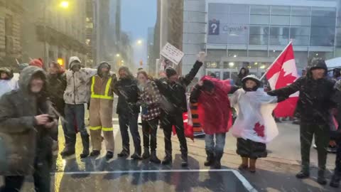 Despite arrests, threats of arrest themselves, trucks taken from them, bank accounts frozen, the Ottawa convoy for freedom stands strong tonight, God bless these people 🙏🏻