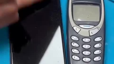 Iphone 7 vs Nokia 3310 desplay cracking test