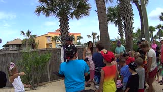 Kids Hunt for Treasure in the Sand!!!